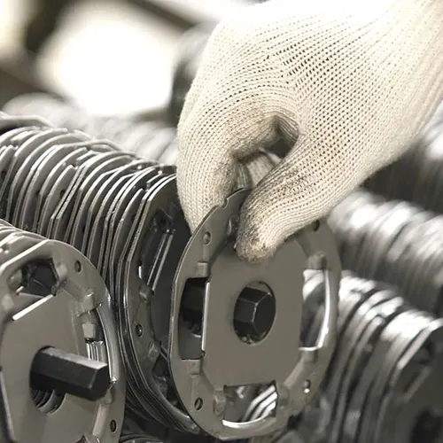 Hvad er de vigtige sikre driftsregler for hardwarebehandling?